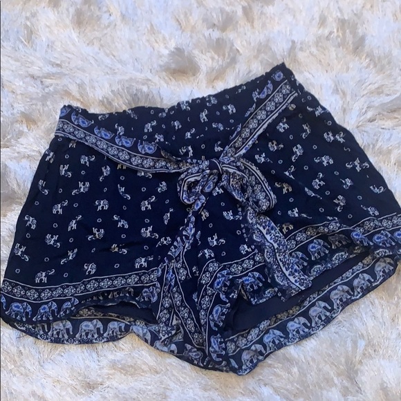 Francesca’s Built-In Belted Shorts. - Picture 2 of 5